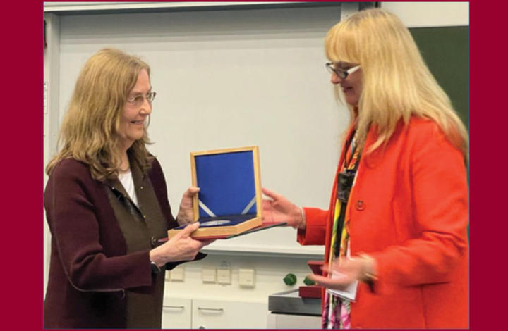 Dr. Gunda Georg receives the Mannich Medal